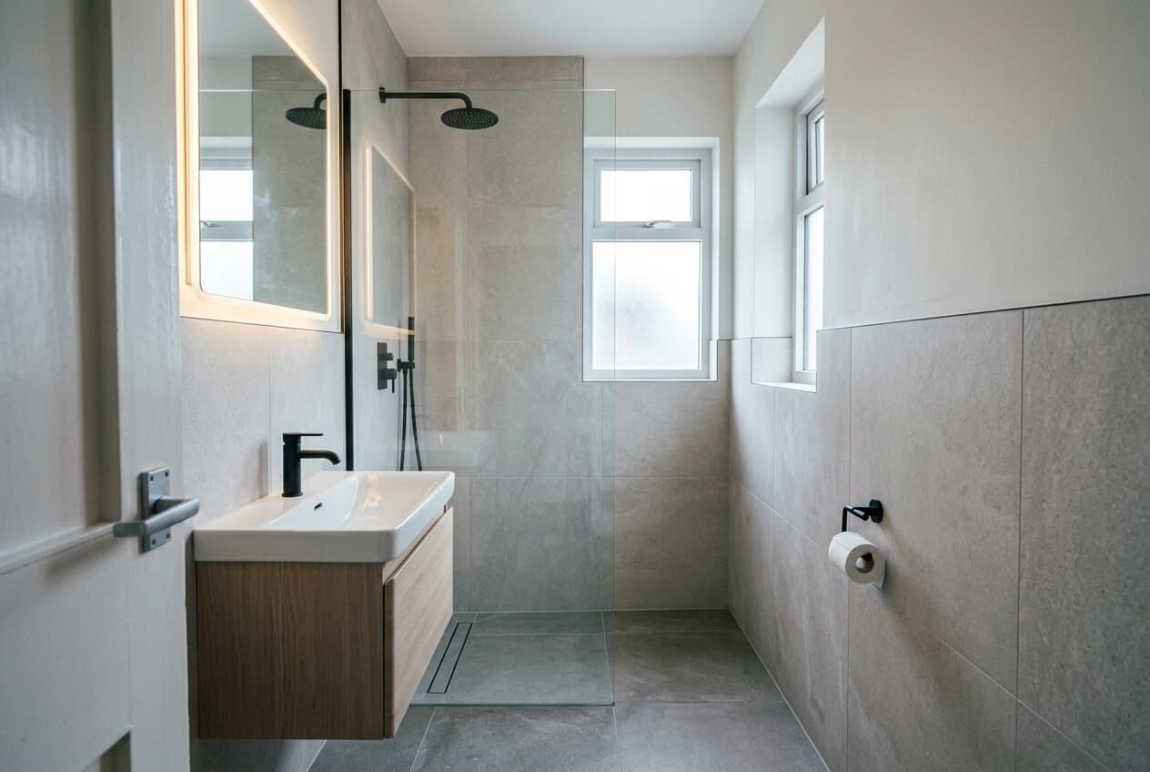 Dasselbe Bad nach der Sanierung mit bodengleicher Dusche